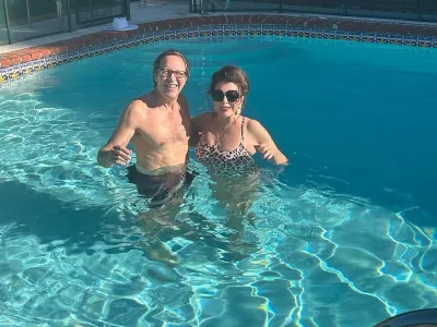 Joan Collins, zvezdnica kultne telenovele iz 80. let prej&scaron;njega stoletja Dinastija, v kateri je igrala spletkarsko Alexis, je danes stara 89, te dni pa je ob praznovanju božiča pokazala, da je &scaron;e vedno v odlični formi. Na družbenih omrežkih je objavila fotografije z zabave na Beverly Hillsu, kjer si je za kopanje v bazeni izbrala enodelne kopalke z leopardjim vzorcem in razkrila izjemno postavo. Fotografija, na kateri je z možem Percyjem Gibsonom, ki je od nje mlaj&scaron;i 32 let