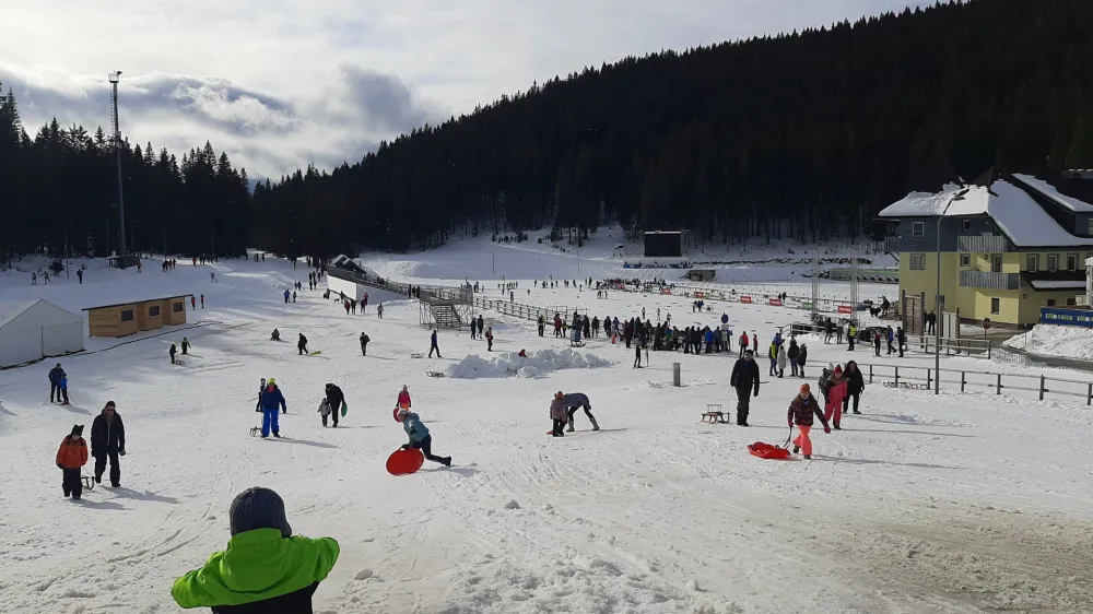Na zasneženem Rudnem polju so poleg priljubljenega sankali&scaron;ča za najmlaj&scaron;e urejene tudi teka&scaron;ke proge.
