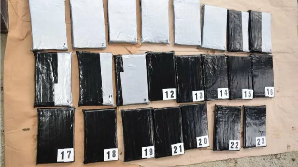 Hrva&scaron;ki policisti so zasegli okoli 120 kilogramov kokaina, skritega v sodih in zakopanega pod zemljo. Foto: MUP HR