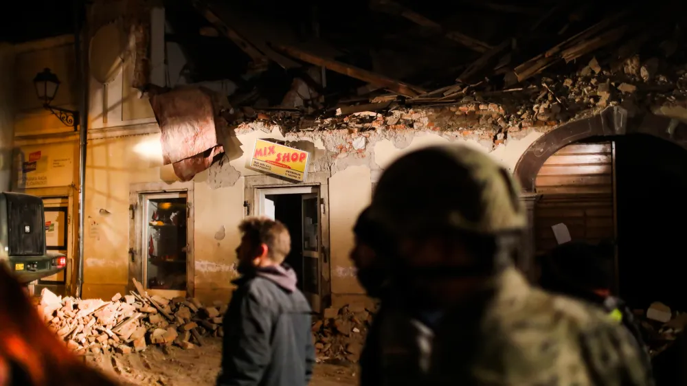 Petrinja - 29.12.2020 &ndash; Hrva&scaron;ka - ru&scaron;ilni potres z magnitudo 6,3 na območju Petrinje jugovzhodno od Zagreba, ki je zahteval sedem smrtnih žrtev, med njimi tudi 12-letno deklico &ndash; //FOTO: Bojan Velikonja