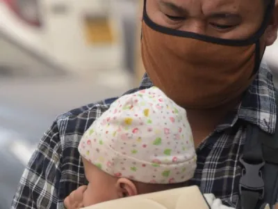 Ozdravljena Huntingtonova bolezen<br>Huntingtonova bolezen je dedna bolezen, ki nastane zaradi odmiranja selektivnih možganskih celic. Zdaj pa so iz Velike Britanije pri&scaron;le novice o prvi ozdravitvi. Britanski raziskovalci so s pomočjo eksperimentalnega zdravila, ki so ga vbrizgali v pacienta, uspeli zmanj&scaron;ati stopnjo nevarnih proteinov, ki nastanejo v možganih. To je največje odkritje na področju dednih bolezni v zadnjih 50 letih.<br><br>Za dojenčke nevarno onesnaženje<br>Po podatkih Organizacije Združenih narodov 17 milijonov dojenčkov po svetu živi v preveč onesnaženem okolju. Najhuje je v Indiji in ponekod drugod v Vzhodni Aziji. Znanstveniki ap opozarjajo, da ima onesnaženje učinek na verbalni in neverbalni inteligenčni kvocijent ter spomin. Ali drugače: otroci, ki živijo z onesnaženim zrakom na preizkusih praviloma dosegajo slab&scaron;e rezultate.<br>