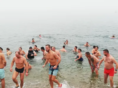 Novoletni skok v morje, pred hotelom Piran