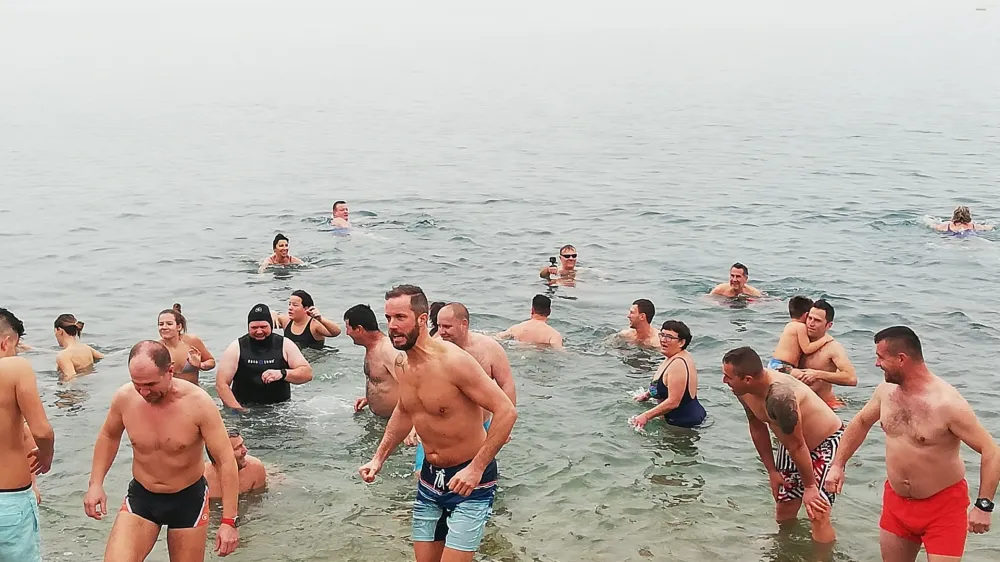 Novoletni skok v morje, pred hotelom Piran