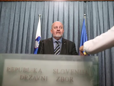 Zmago Jelinčič Plemeniti je Narodnemu muzeju Slovenije prodal več kot 8000 različnih predmetov.&nbsp;