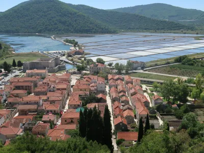 Hrva&scaron;ka, Pelje&scaron;ac, Ston, obzidje, soline. Foto: Tatjana Pihlar 