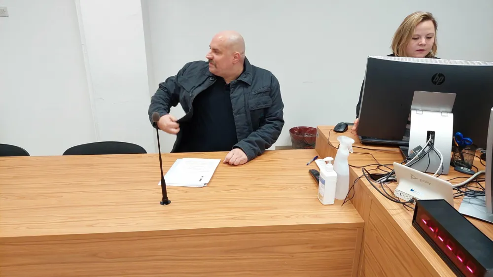 Nenad Durutović je ravnatelju O&Scaron; Ljubečna med drugim očital, da je brezvretenčar, preganjal pa je tudi druge &scaron;olske delavce.