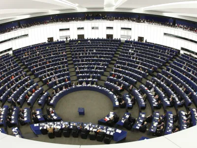 ARCHIV - Blick in das Europa Parlament in Strassburg waehrend der Rede des britischen Premierministers Gordon Brown am 24. Maerz 2009. Die Europawahl am 7. Juni ist fuer das EU-Parlament zugleich ein wichtiges Jubilaeum: Am 7. Juni 1979 wurden die Abgeordneten zum ersten Mal direkt von den Buergern gewaehlt. Bis dahin wurden die Parlamentarier von den Regierungen der einzelnen EU-Staaten entsandt. Mit der Wahl am 7. Juni wird das Europaparlament von derzeit 785 Abgeordneten auf 736 verkleinert. Deutschland als groesster EU-Staat wird aber unveraendert 99 Abgeordnete entsenden. (AP Photo/Christian Lutz, Archiv) ** zu unserem Stichwort ** --- FILE - In this March 24, 2009 file photo a general view of the European Parliament is seen as British Prime Minister Gordon Brown delivers his statement in Strasbourg, eastern France. (AP Photo/Christian Lutz, File)