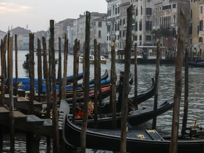 - kanal Grande, gondola- Benetke - zaradi &scaron;irjenja koronavirusa prepovedane vse javne prireditve, vključno z bene&scaron;kim pustnim karnevalom - 25.02.2020 &ndash; ITALIJA &ndash; Koronavirus - žari&scaron;če koronavirusa v Italiji je v Lombardiji, več okuženih je &scaron;e v Benečiji, ter Emiliji-Romanji - &scaron;tevilo okuženih z virusom SARS-CoV-2 na evropskih tleh se je povzpelo na 229 in doslej zahteval sedem življenj, //FOTO: Jaka Gasar