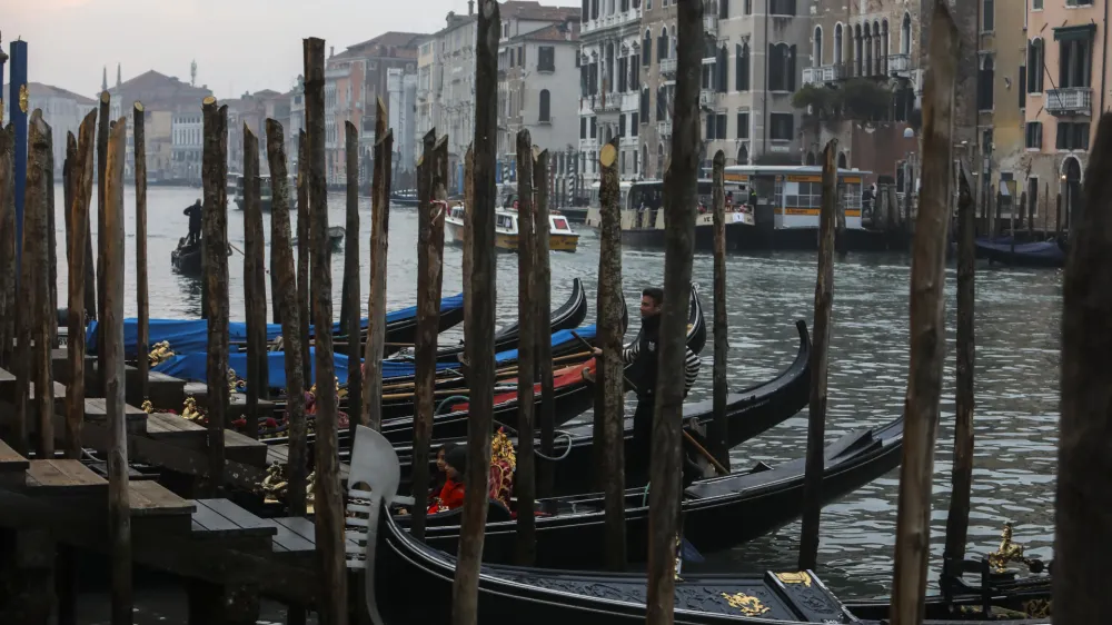 - kanal Grande, gondola- Benetke - zaradi &scaron;irjenja koronavirusa prepovedane vse javne prireditve, vključno z bene&scaron;kim pustnim karnevalom - 25.02.2020 &ndash; ITALIJA &ndash; Koronavirus - žari&scaron;če koronavirusa v Italiji je v Lombardiji, več okuženih je &scaron;e v Benečiji, ter Emiliji-Romanji - &scaron;tevilo okuženih z virusom SARS-CoV-2 na evropskih tleh se je povzpelo na 229 in doslej zahteval sedem življenj, //FOTO: Jaka Gasar