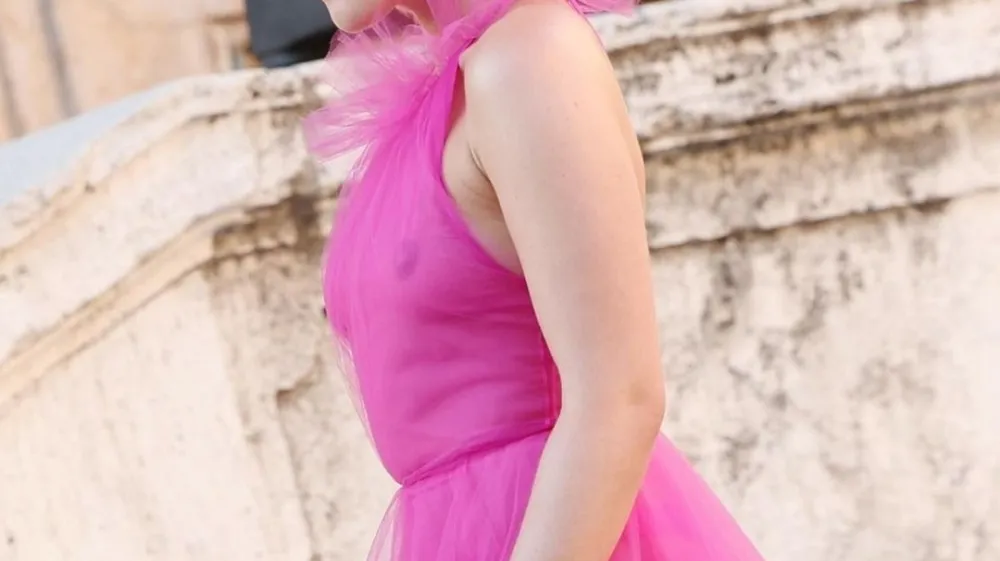 Florence Pugh je revijo modne hi&scaron;e Valentino na &Scaron;panskih stopnicah spremljala v prosojni obleki z ovratnikom v barvi fuksije in brez nedrčka. F Instagram