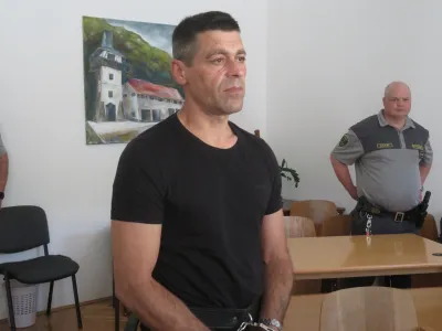 Muhabi Gashi je februarja lani z leseno palico za burek do smrti pretepel svojo ženo Amando. In to pred njunimi &scaron;estimi otroki. Nasilje 48-letnik priznava, ne pa tudi krivde za umor.&nbsp;