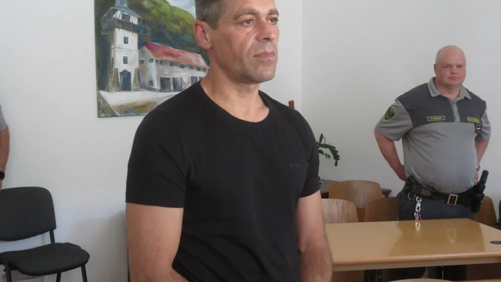 Muhabi Gashi je februarja lani z leseno palico za burek do smrti pretepel svojo ženo Amando. In to pred njunimi &scaron;estimi otroki. Nasilje 48-letnik priznava, ne pa tudi krivde za umor.&nbsp;