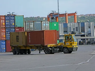 - logistika - - 11.04.2017 - Luka Koper, pristani&scaron;ki in logistični sistem, d.d., mednarodno tovorno koprsko pristani&scaron;če, - pretovarjanje, skladi&scaron;čenje in transport - //FOTO: Tomaž Skale