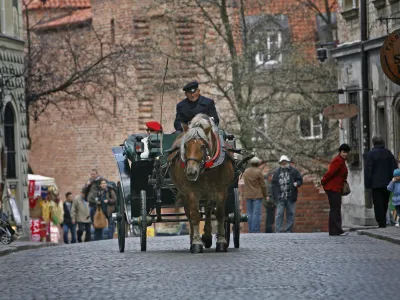 staro mesto - kočija- POLJSKA 2010 - Var&scaron;ava//FOTO: Matej Pov&scaron;e