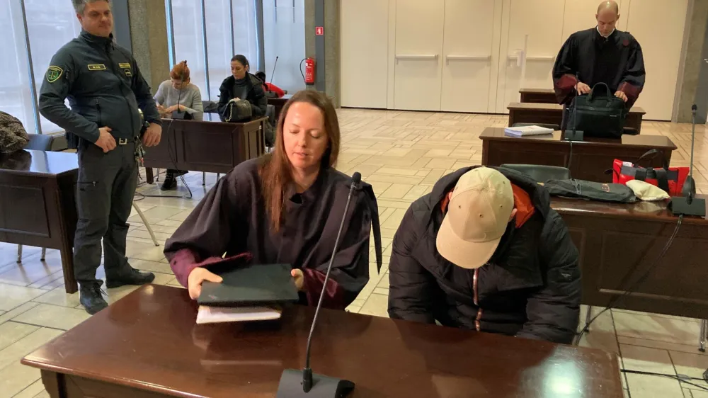 Na sliki se skriva Drejc Kovač, zraven je odvetnica Martina Žaucer Hrovatin<br>kava&scaron;ki klan<br>sojenje