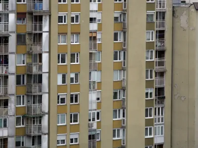 Cene stanovanj na dobrih lokacijah, kjer je povpra&scaron;evanje visoko, se morda ne bodo zniževale, če pa bo kdo želel prodati starej&scaron;e stanovanje, denimo v starem bloku brez dvigala v &Scaron;i&scaron;ki, ga bo moral poceniti, je dejal nepremičninski posrednik Alen Komić iz podjetja ABC nepremičnine. Fotografija je simbolična. Foto: Luka Cjuha&nbsp;