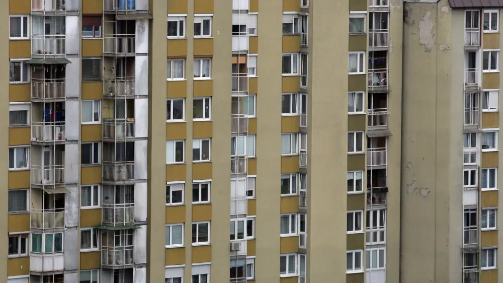 Cene stanovanj na dobrih lokacijah, kjer je povpra&scaron;evanje visoko, se morda ne bodo zniževale, če pa bo kdo želel prodati starej&scaron;e stanovanje, denimo v starem bloku brez dvigala v &Scaron;i&scaron;ki, ga bo moral poceniti, je dejal nepremičninski posrednik Alen Komić iz podjetja ABC nepremičnine. Fotografija je simbolična. Foto: Luka Cjuha&nbsp;