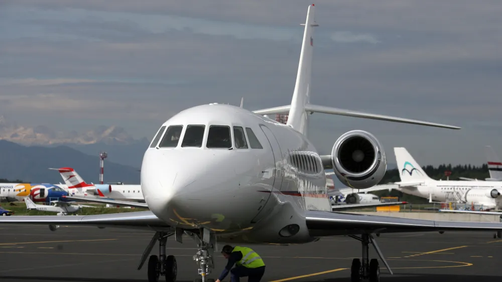 Slovensko protokolarno letalo falcon 2000EX po več kot pol leta, odkar je prenehala najemna pogodba v ZDA, pristalo na letali&scaron;ču Brnik.- Letalo je priletelo iz &scaron;vicarskega Basla, kjer je bilo na temeljitem remontu po &scaron;tirih letih najema, cena remonta pa naj bi bila nekaj 100.000 evrov///FOTO: Luka CjuhaOPOMBA: ZA OBJAVO V ČASOPISU DNEVNIK