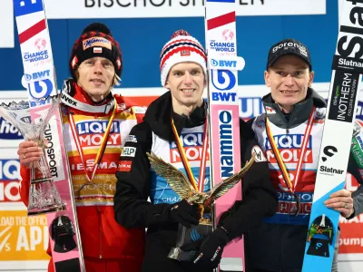 Najbolj&scaron;i trije skakalci leto&scaron;nje turneje so bili Norvežan Halvor Egner Granerud (v sredini), Poljak Dawid Kubacki (levo) in Slovenec Anže Lani&scaron;ek (desno). Foto: Reuters