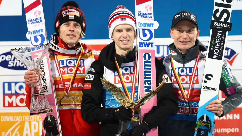 Najbolj&scaron;i trije skakalci leto&scaron;nje turneje so bili Norvežan Halvor Egner Granerud (v sredini), Poljak Dawid Kubacki (levo) in Slovenec Anže Lani&scaron;ek (desno). Foto: Reuters