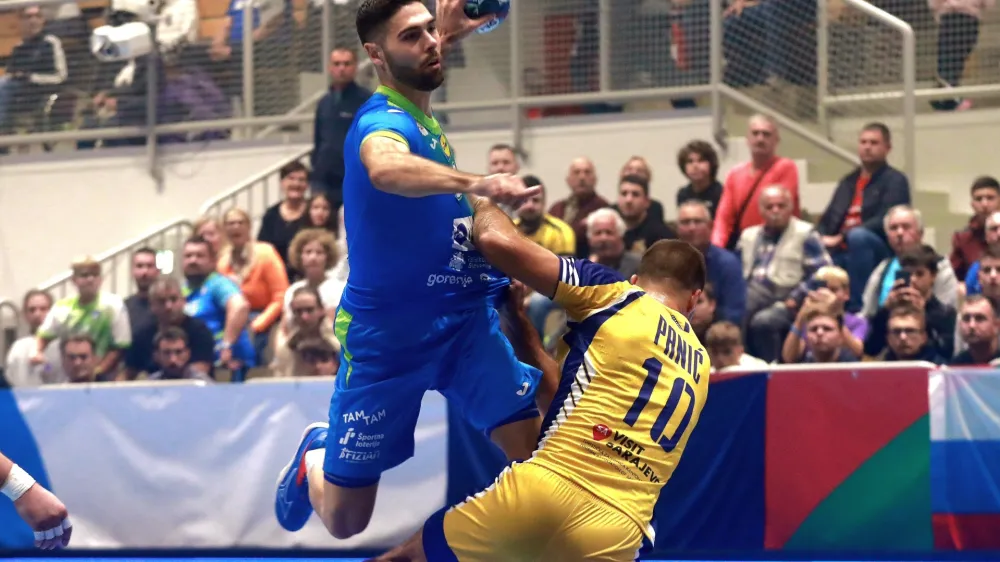 Blaž Janc (z žogo) je zaigral po po&scaron;kodbi kolena in proti Madžarom dosegel gol.