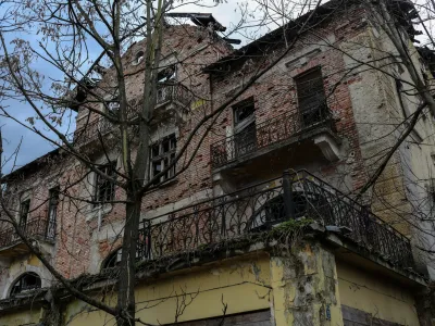 Če bo mestni svet potrdil predlog lokacijske preveritve, bodo ostanke starega Bellevueja lahko podrli. Toda glavno hotelsko stavbo bo družba investitorica morala zgraditi v gabaritih in podobi prvotne stavbe, ki je pod spomeni&scaron;ko za&scaron;čito.
Foto: Jaka Gasar&nbsp;