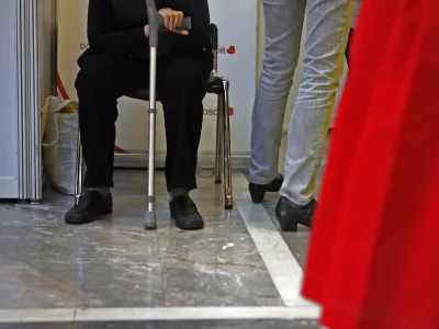 - ilustrativna fotografija - utrujenost - bergla - sprehajalna palica - pripomoček za starej&scaron;e- 12. festival za tretje življenjsko obdobje 2012 - Evropski dan aktivnih starostnikov - starostniki - starej&scaron;i občani - upokojenci //FOTO: Bojan Velikonja