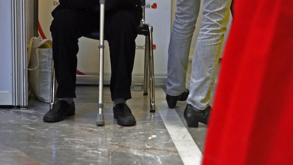 - ilustrativna fotografija - utrujenost - bergla - sprehajalna palica - pripomoček za starej&scaron;e- 12. festival za tretje življenjsko obdobje 2012 - Evropski dan aktivnih starostnikov - starostniki - starej&scaron;i občani - upokojenci //FOTO: Bojan Velikonja