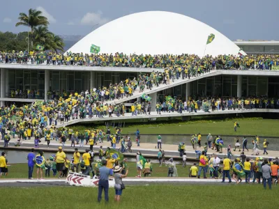 Poslopje narodnega kongresa so preplavili v rumeno in zeleno oblečeni privrženci biv&scaron;ega predsednika. Nogometna zveza je bila kritična do tega, da so si &scaron;tevilni nadeli dres državne reprezentance.&nbsp;