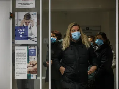 - plakat stavka zdravnikov - sindikat Fides je za 11.&nbsp;januar napovedal enodnevno&nbsp;opozorilno stavko- sprejem novih pacientov &ndash; vrsta do dveh novih zdravnic, ki bosta sprejeli 2.500 pacientov,&nbsp;- 06.01.2023 - Zdravstveni dom ZD Bežigrad, Kržičeva ulica 10 v Ljubljani&nbsp;//FOTO: Luka Cjuha