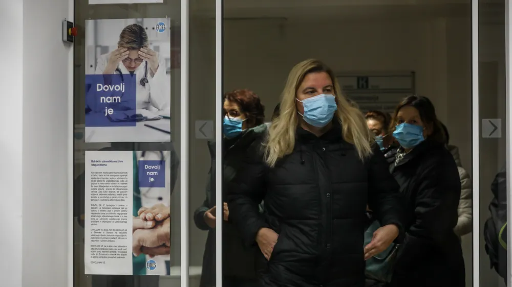 - plakat stavka zdravnikov - sindikat Fides je za 11.&nbsp;januar napovedal enodnevno&nbsp;opozorilno stavko- sprejem novih pacientov &ndash; vrsta do dveh novih zdravnic, ki bosta sprejeli 2.500 pacientov,&nbsp;- 06.01.2023 - Zdravstveni dom ZD Bežigrad, Kržičeva ulica 10 v Ljubljani&nbsp;//FOTO: Luka Cjuha