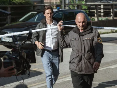 Prizor iz serije &ndash; Dreven&scaron;ek je v ozadnju, pred njim in&scaron;pektor Vrenko TV Slovenija