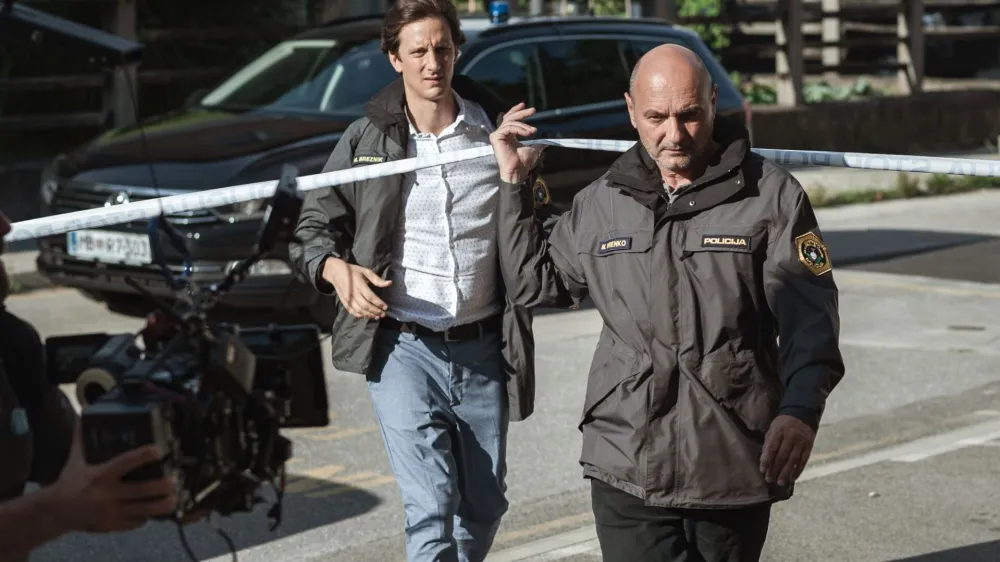 Prizor iz serije &ndash; Dreven&scaron;ek je v ozadnju, pred njim in&scaron;pektor Vrenko TV Slovenija