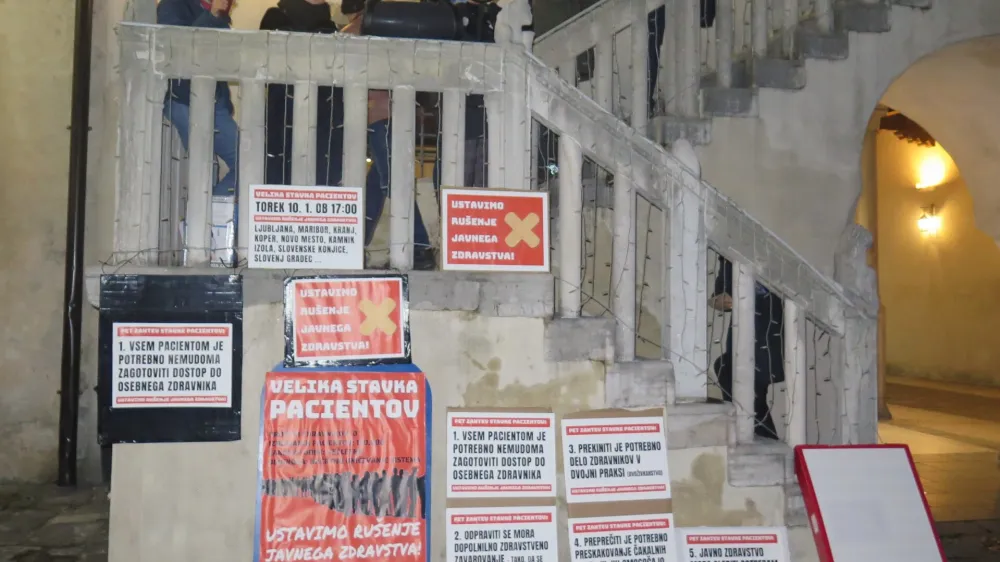 Koper, Titov trg.<br>V organizaciji civilne iniciative Glas ljudstva je na Titovem trgu v Kopru potekala velika stavka pacientov, ki jo pripravljajo v okviru kampanje Ustavimo rusenje javnega zdravstva.