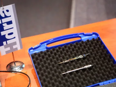 PSG svečka s senzorjem tlaka - 03.04.2015 - Družba Hidria - uprava predstavila inovativni sistem za hladen vžig dizelskega motorja s senzoriko tlaka, ki je na osnovi dolgoletnega razvoja pridobila tržno potrditev za eno svojih najpomembnej&scaron;ih prebojnih inovacij //FOTO: Bojan Velikonja