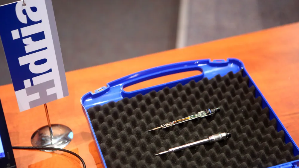 PSG svečka s senzorjem tlaka - 03.04.2015 - Družba Hidria - uprava predstavila inovativni sistem za hladen vžig dizelskega motorja s senzoriko tlaka, ki je na osnovi dolgoletnega razvoja pridobila tržno potrditev za eno svojih najpomembnej&scaron;ih prebojnih inovacij //FOTO: Bojan Velikonja