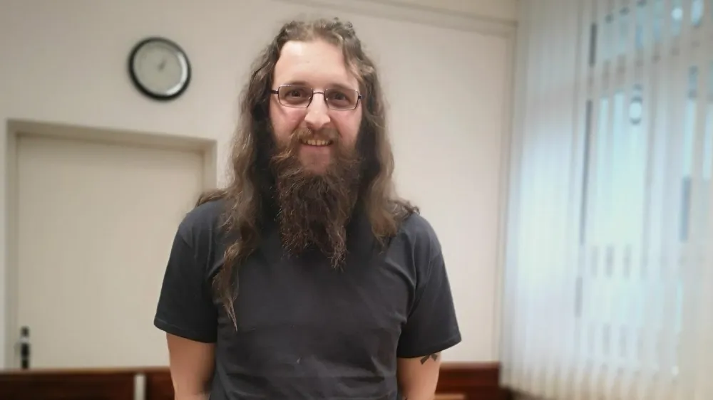 Žana Lampreta je obisk in&scaron;pektorja v njegovem lokalu lani tako ujezil, da se je nadenj spravil s teleskopsko palico. Na sodi&scaron;ču je priznal, da njegovo ravnanje ni bilo primerno.<br><br>