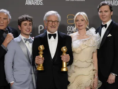 Spielberg, ki je za Fabelmanove poleg glavne nagrade prejel tudi nagrado za najbolj&scaron;o režijo, se je zahvalil svoji družini. Film govori o težavnem zakonu njegovih star&scaron;ev, antisemitizmu in začetkih kariere slavnega režiserja.&nbsp;