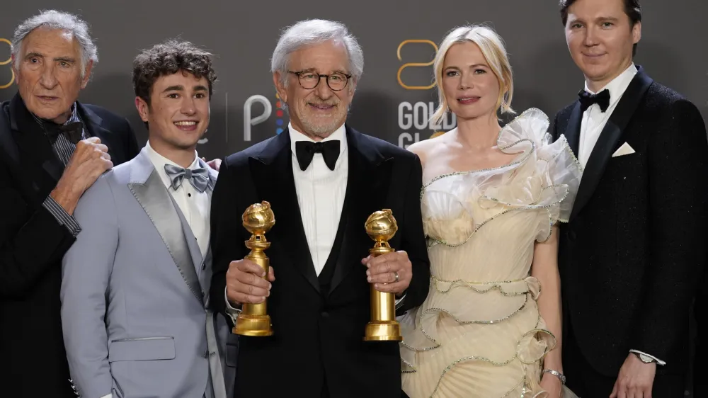 Spielberg, ki je za Fabelmanove poleg glavne nagrade prejel tudi nagrado za najbolj&scaron;o režijo, se je zahvalil svoji družini. Film govori o težavnem zakonu njegovih star&scaron;ev, antisemitizmu in začetkih kariere slavnega režiserja.&nbsp;