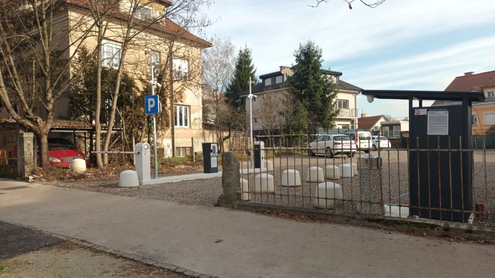 Makadamsko parkiri&scaron;če ob Njego&scaron;evi cesti