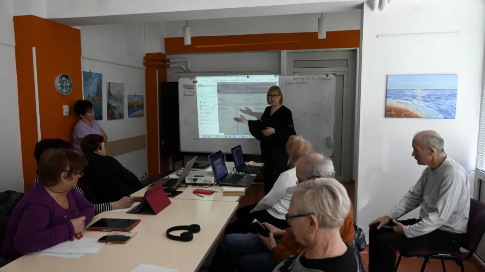  - 10.01.2023 &ndash; Dnevni center aktivnosti za starej&scaron;e, DCA Puhova 6 v Ljubljani - tečaj za uporabo novega načina elektronske komunikacije z ambulanto preko Portala za pacienta ZDL - starej&scaron;i občani - starostniki &ndash; upokojenci - //FOTO: Nik Erik Neubauer