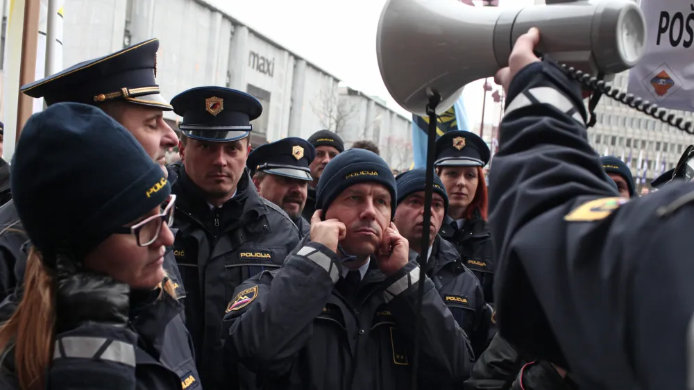 10.12.2015 - Policijska stavka - Policisti, ki stavkajo že od 18.novembra so se zopet zbrali pred vlado in parlamentom na protestnem shodu, s katerim želijo javnosti in predvsem vladi pokazati, da so enotni in odločeni vztrajati pri uveljavitvi zapisanih zavez, med drugim povečanje plač za 35 odstotkov in izplačilo presežnih ur, hkrati pa opozorili na neurejen status in neustrezno opremo - protestni shod - ///FOTO: Luka Cjuha
