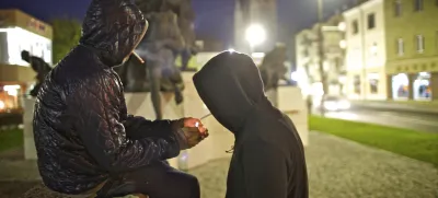 najstniki- Kočevje 2011 - vandalizem - številni nočni požigi - razmišljajo o policijski uri, da bi vsem mlajšim od 16 let po 22. uri prepovedovali zbiranje na prostem  //FOTO: Jaka Adamič