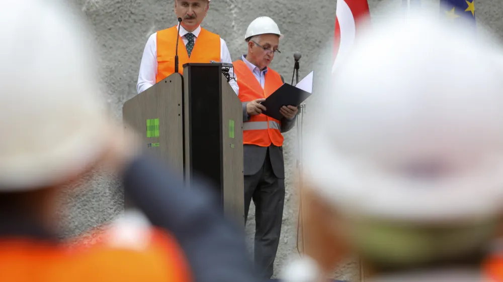 - 13.06.2022 - slavnostni dogodek preboja prvega predora Mlinarji ob gradnji drugega tira železni&scaron;ke proge Divača-Koper, govorniki bodo predsednik uprave 2TDK Pavle Hevka, minister za infrastrukturo Bojan Kumer, tur&scaron;ki minister za promet in infrastrukturo Adil Karaismailoglu, direktor družbe Kolektor CPG Kristjan Mugerli ter predsednik upravnega odbora Yapi Merkezi Basar Arioglu; pred predorom Mlinarji, ČRNI KAL //FOTO: Jaka Gasar