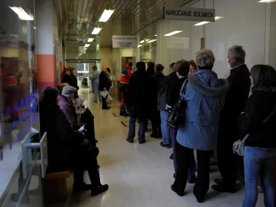 - čakalnica - sprejemna pisarna - bolniki Poliklinika - ortopedska ambulanta - naročanje bolnikov - čakalna vrsta - zdravstvo //FOTO: Tomaž Zajel&scaron;nik