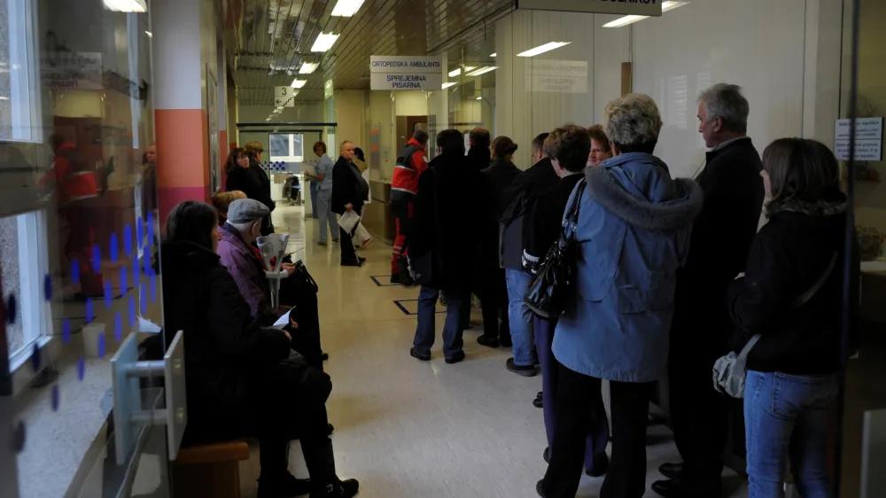 - čakalnica - sprejemna pisarna - bolniki Poliklinika - ortopedska ambulanta - naročanje bolnikov - čakalna vrsta - zdravstvo //FOTO: Tomaž Zajel&scaron;nik