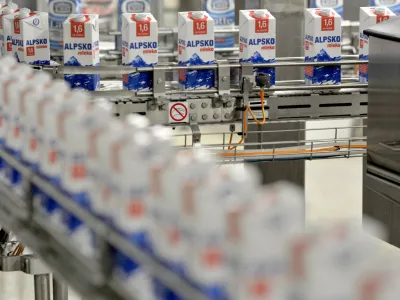 - ilustrativna fotografija mleko, alpsko mleko, embalaža, tetrapak, proizvodnja, tekoči trak - Ljubljanske mlekarne, mlekarska industrija, d.d. Tolstojeva 63, proizvodnja - ogled prenovljenega obrata   //FOTO: Tomaž Zajel&scaron;nik