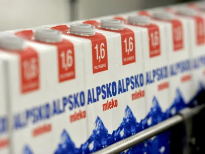 - ilustrativna fotografija mleko, alpsko mleko, embalaža, tetrapak, proizvodnja, tekoči trak - Ljubljanske mlekarne, mlekarska industrija, d.d. Tolstojeva 63, proizvodnja - ogled prenovljenega obrata   //FOTO: Tomaž Zajel&scaron;nik