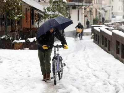 - Gallusovo nabrežje - neoči&scaron;čena ulica in kolesarji - zima<br><br>- 16.01.2023 &ndash; Obilno sneženje v Ljubljani &ndash; sneg povzročil težave v prometu - <br><br>//FOTO:Tomaž Skale<br>
