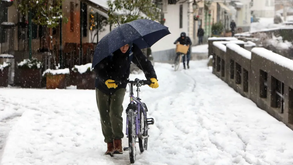 - Gallusovo nabrežje - neoči&scaron;čena ulica in kolesarji - zima<br><br>- 16.01.2023 &ndash; Obilno sneženje v Ljubljani &ndash; sneg povzročil težave v prometu - <br><br>//FOTO:Tomaž Skale<br>